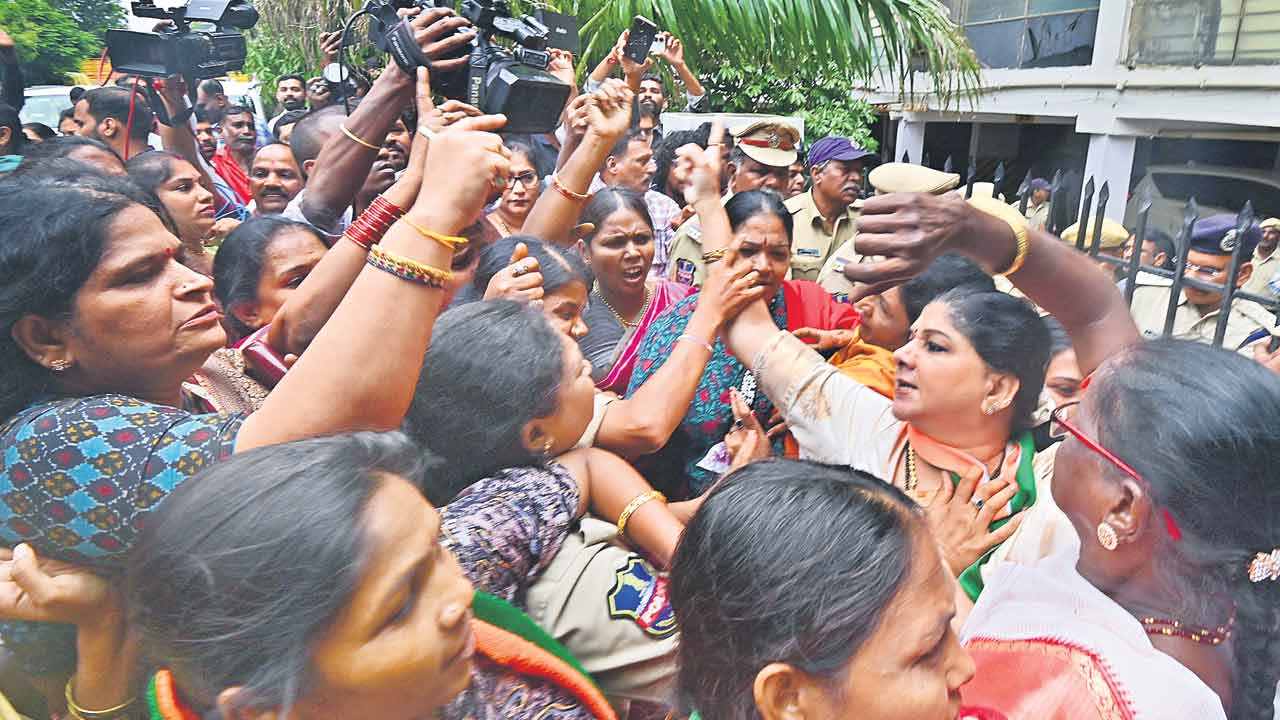 Congress | మహిళా కాంగ్రెస్‌ దౌర్జన్యం.. మీడియా సాక్షిగా బీఆర్‌ఎస్‌ కార్పొరేటర్లు, ప్రతినిధులపై దాడి