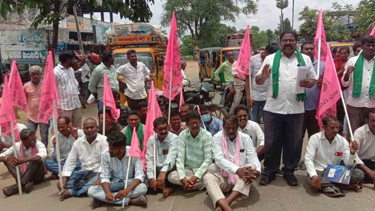 లక్ష్మీనగరం ఏపీజీవీబీ ఎదుట నిరసన