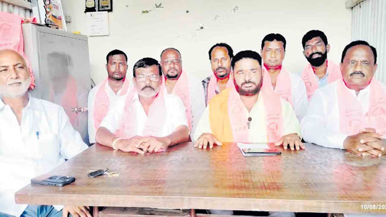 పట్టణ సమస్యలపై ఎమ్మెల్యే దృష్టి సారించాలి