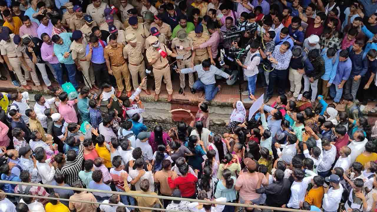 Badlapur | బద్లాపూర్‌ ఘటన.. 300 మంది నిరసనకారులపై ఎఫ్‌ఐఆర్‌ నమోదు