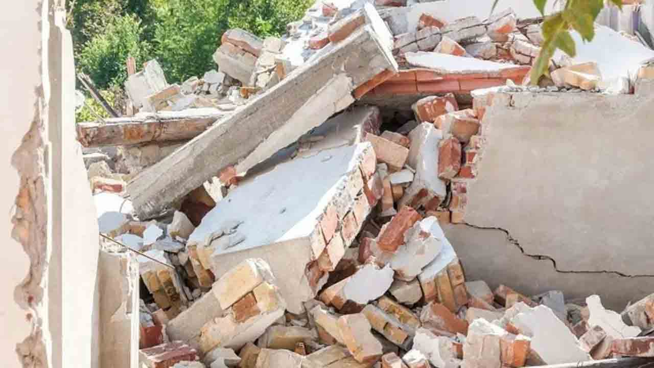 Balcony collapses in private school | పాక్షికంగా కూలిన ప్రైవేట్ స్కూల్‌ బిల్డింగ్‌.. 40 మంది విద్యార్థులకు గాయాలు