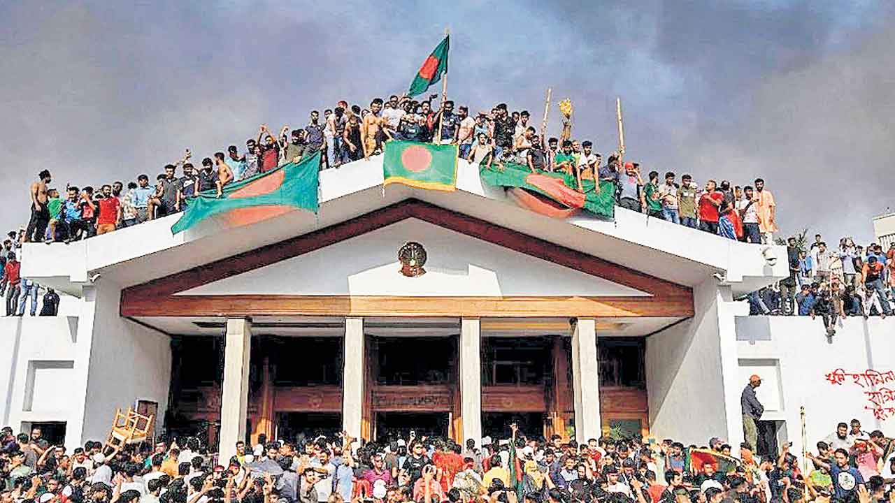 Bangladesh | ఆర్మీ చేతిలో బంగ్లా భవిష్యత్తు.. భారత్‌కు మంచిదేనా?