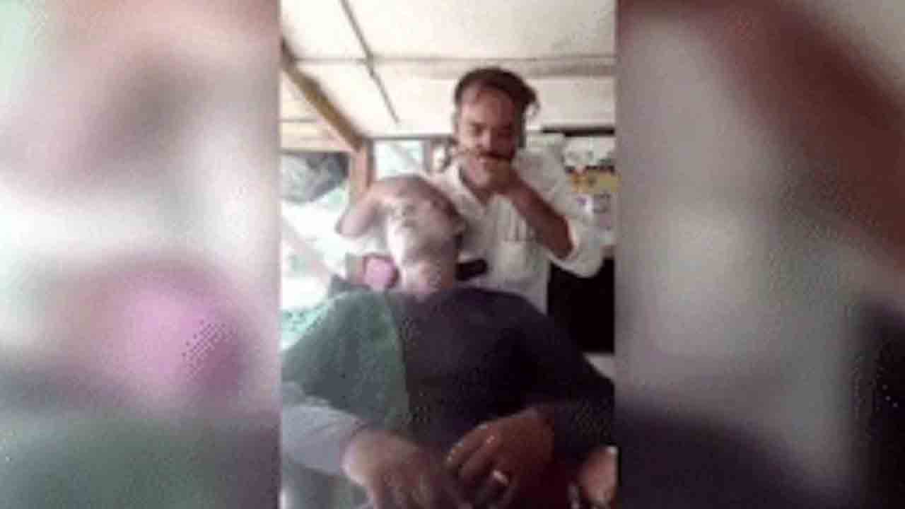 Watch: కస్టమర్ ముఖానికి ఉమ్ముతో ఫేషియల్‌ చేసిన బార్బర్‌.. వీడియో వైరల్‌ కావడంతో పరార్‌