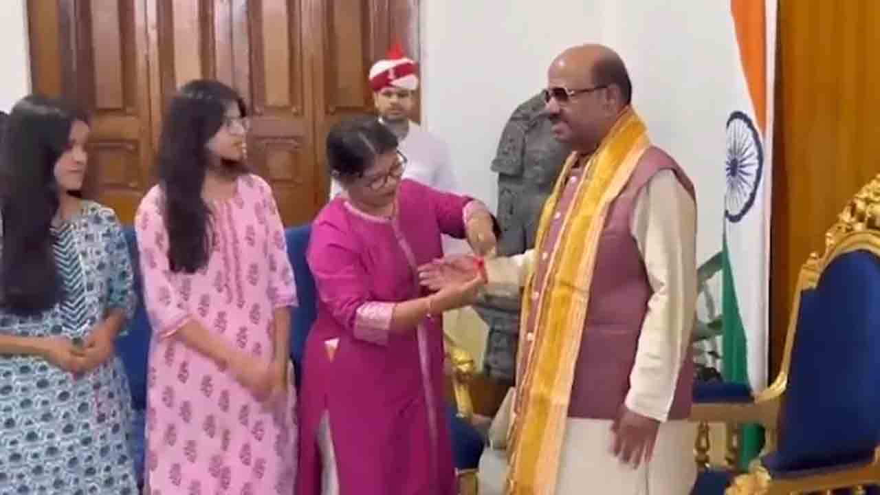 Raksha Bandhan | బెంగాల్‌ గవర్నర్‌ సీవీ ఆనంద్‌ బోస్‌కు రాఖీ కట్టిన కోల్‌కతా వైద్యులు