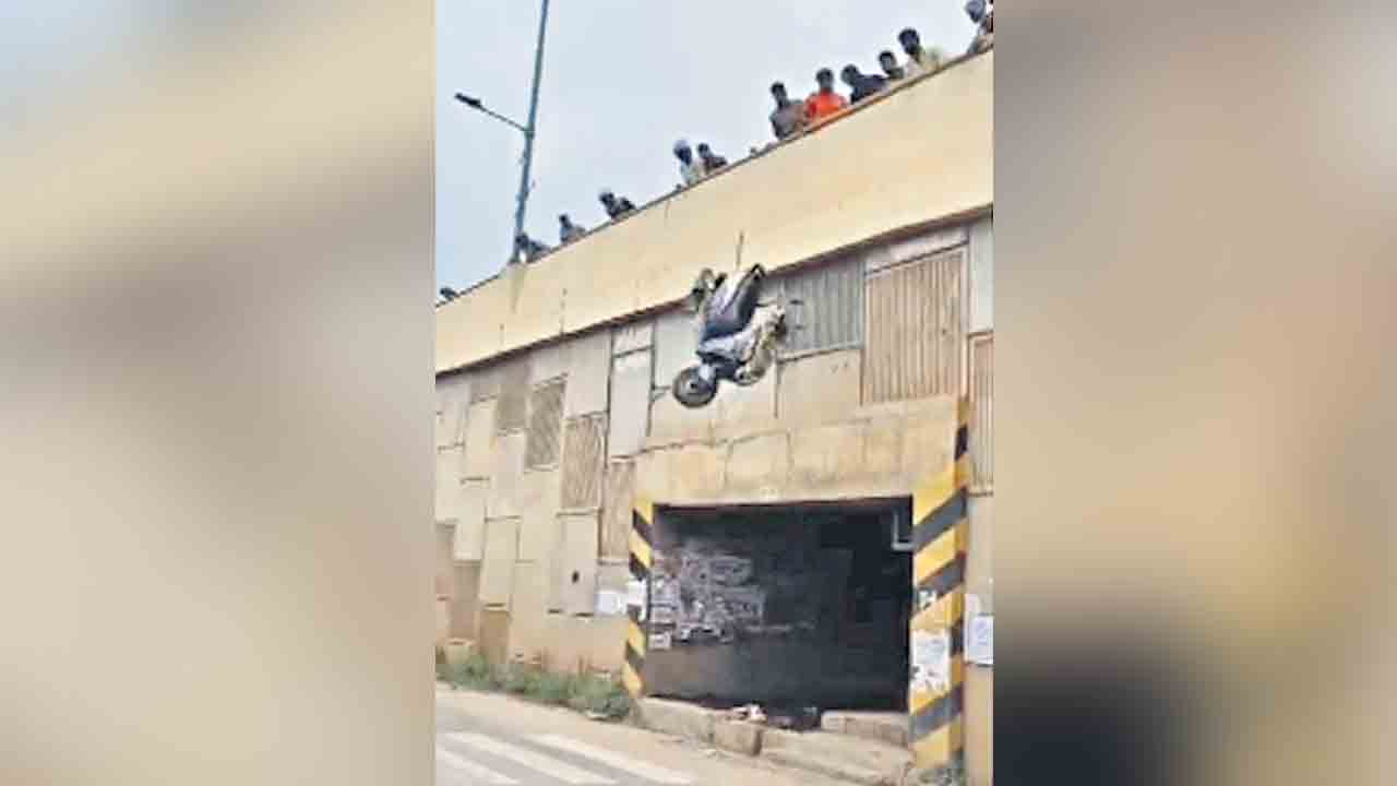 పోకిరీల స్టంట్లతో విసుగెత్తి..