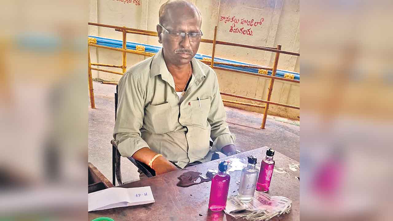 ఏసీబీకి చిక్కిన ఆలయ ఈవో