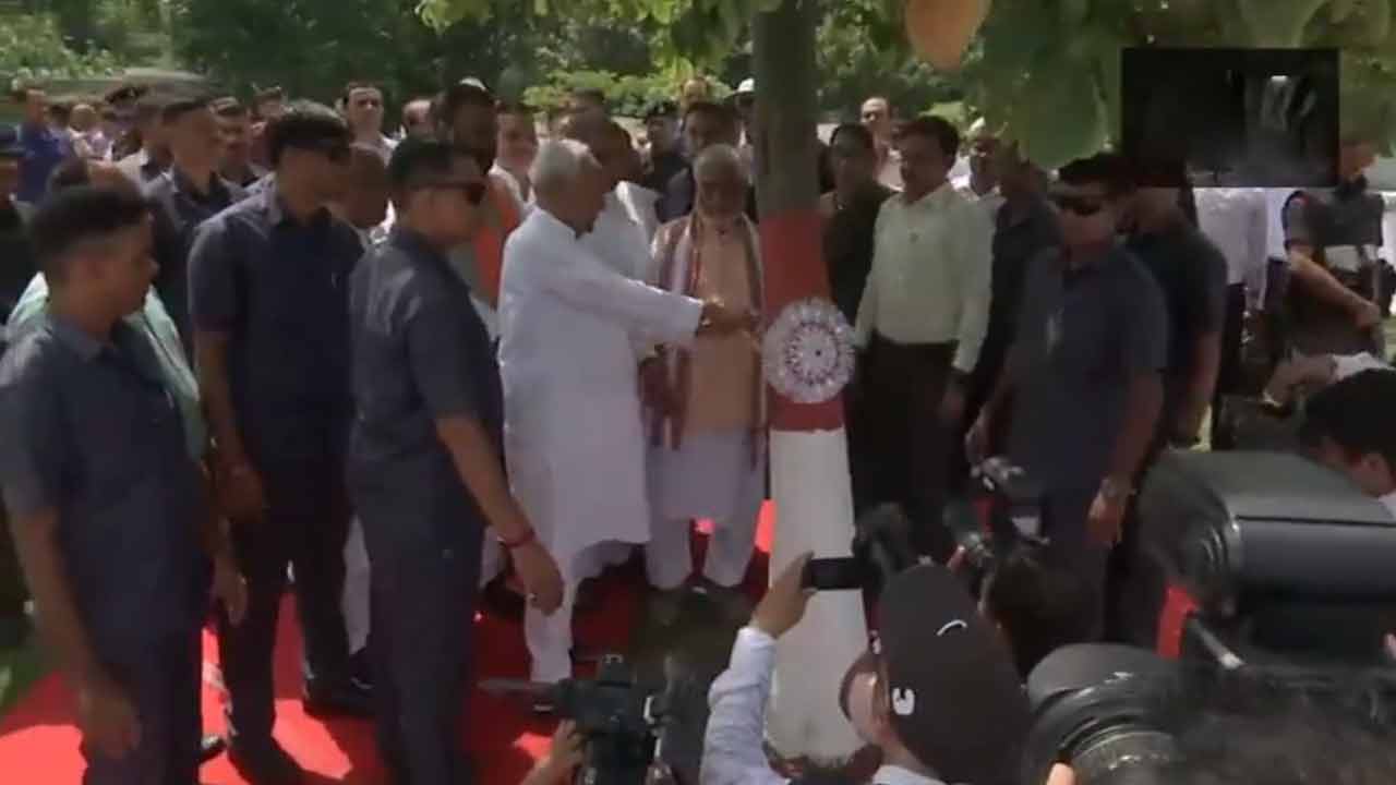 Raksha Bandhan | రాఖీపండుగ సందర్భంగా చెట్టుకు రాఖీ కట్టిన బీహార్‌ సీఎం.. Video