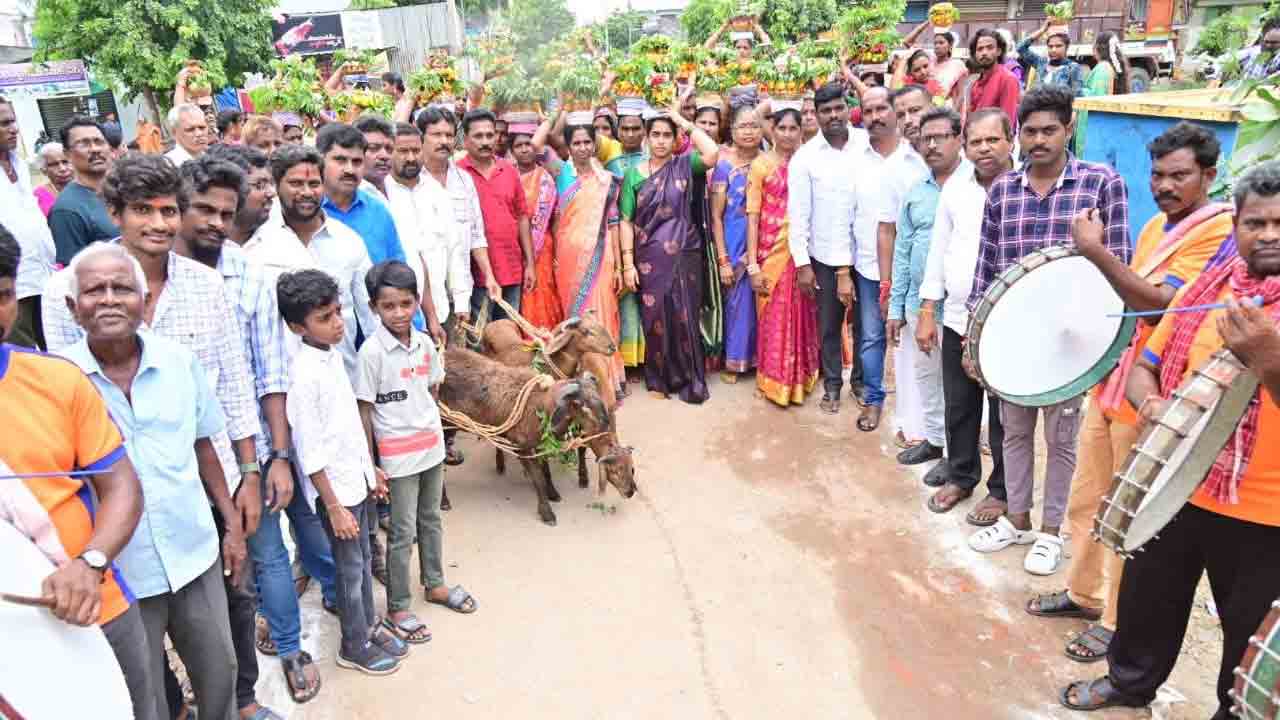 ఊరూరా బోనాల సందడి