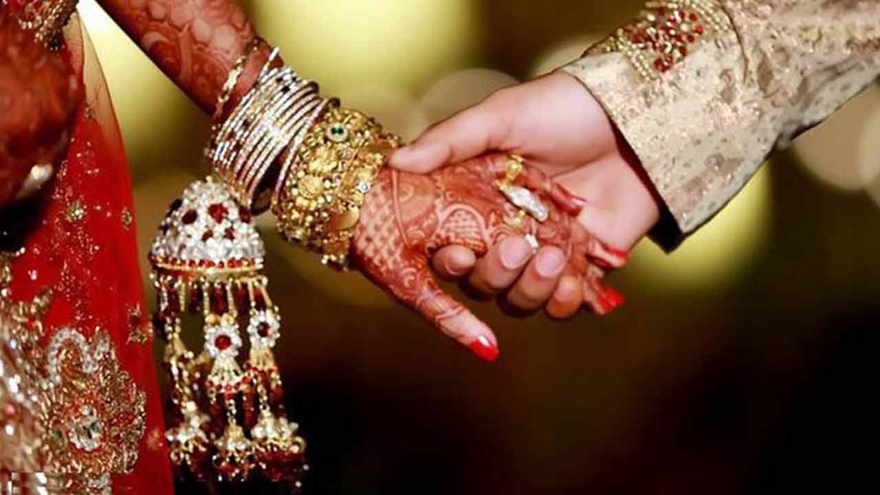 Viral Video | పెళ్లి కొడుకు చేయి పట్టుకొమ్మంటే పురోహితుడి చేయి పట్టుకున్న వధువు.. నవ్వులే నవ్వులు..! !