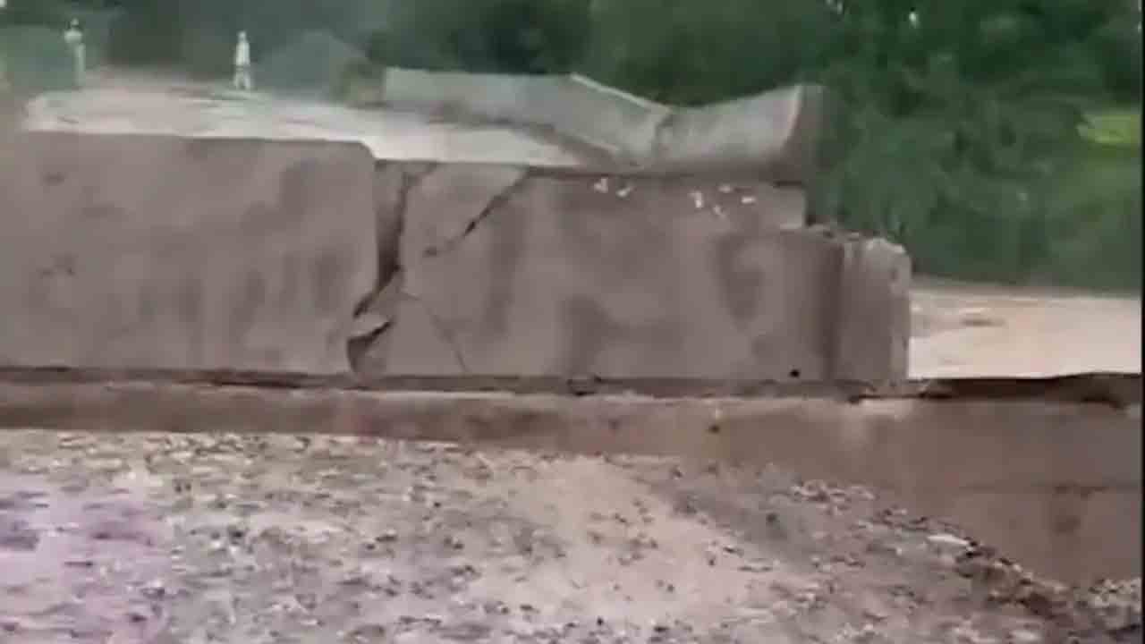 Gujarat | గుజరాత్‌లో భారీ వర్షాలు.. వరద ఉద్ధృతికి కుప్పకూలిన బ్రిడ్జ్‌.. షాకింగ్‌ వీడియో