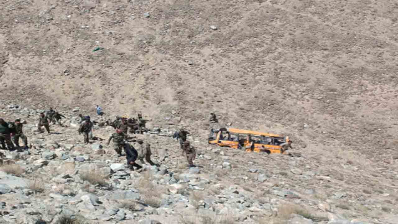 Bus Falls Into Gorge | లోయలో పడిన బస్సు.. ఆరుగురు మృతి, 22 మందికి గాయాలు