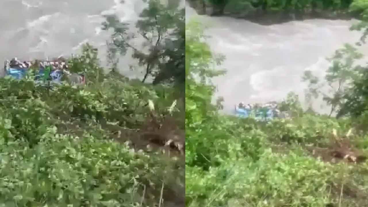 Bus in river | నేపాల్ నదిలో పడిన ఉత్తరప్రదేశ్ బస్సు.. 11 మంది భారతీయులు దుర్మరణం..!