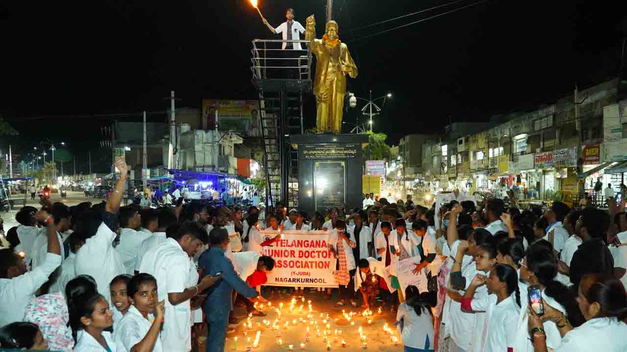 మెడికోల కొవ్వొత్తుల ర్యాలీ