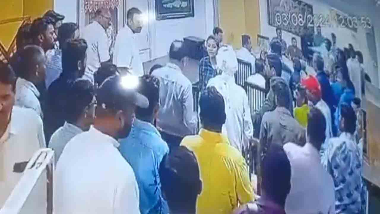 Case Against Congress Leader | కుర్చీ లాగడంతో కింద పడిన మహిళా పోలీస్‌.. కాంగ్రెస్ నేతపై కేసు