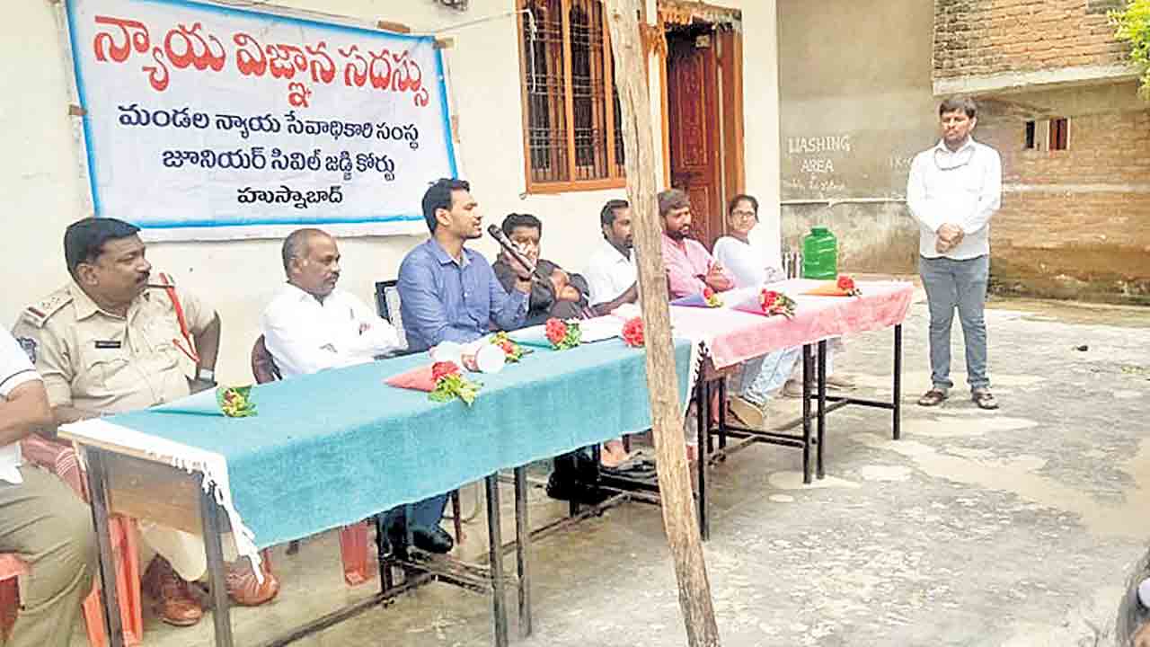 బాలికలు ఆత్మైస్థెర్యంతో ముందుకెళ్లాలి