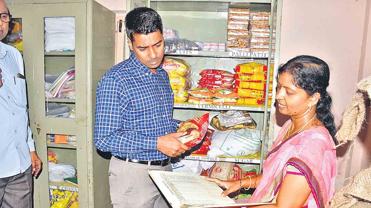 Anudeep Durishetti | విద్యార్థులు చదువుతో పాటు క్రీడల్లోనూ రాణించాలి: కలెక్టర్‌ అనుదీప్‌