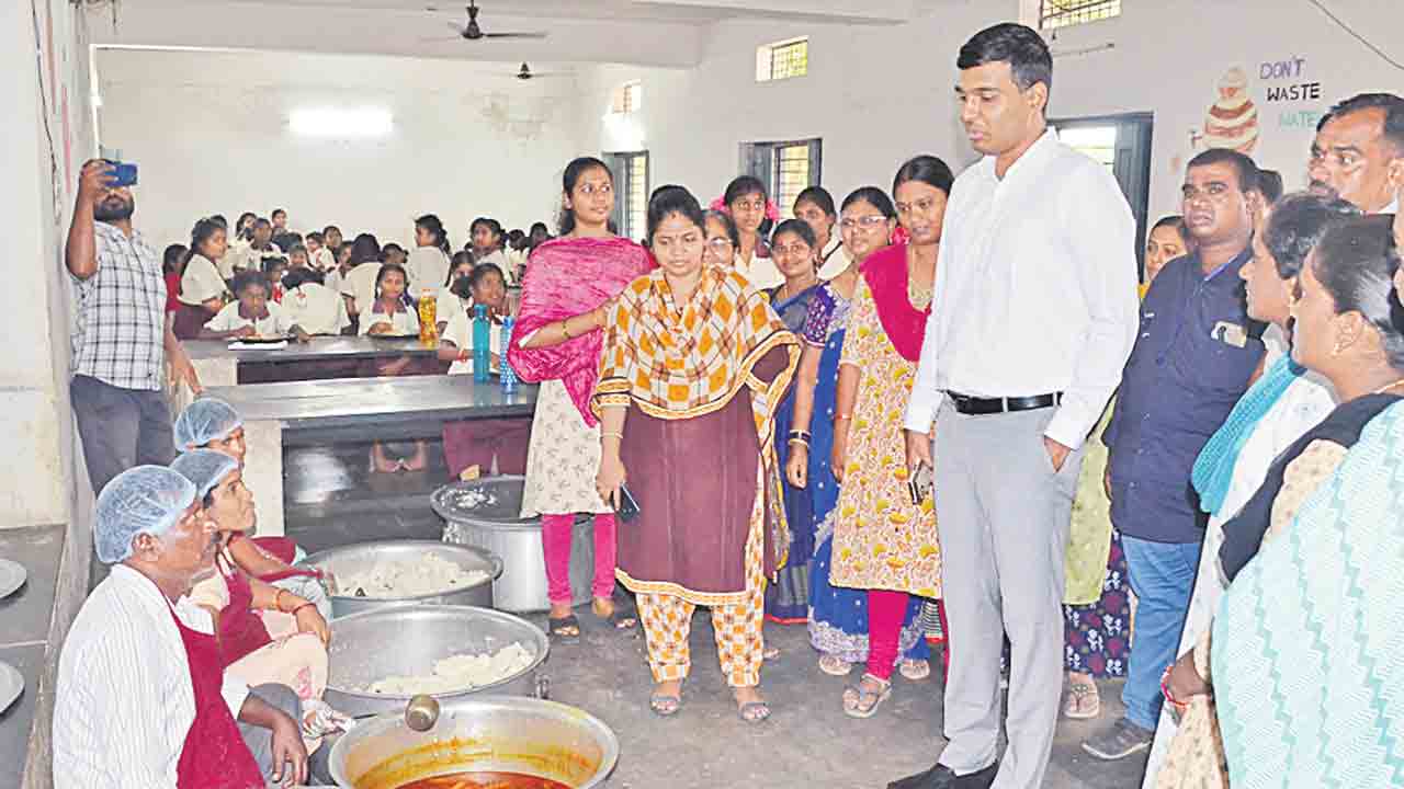 విద్యార్థులకు రుచికరమైన భోజనం అందించాలి