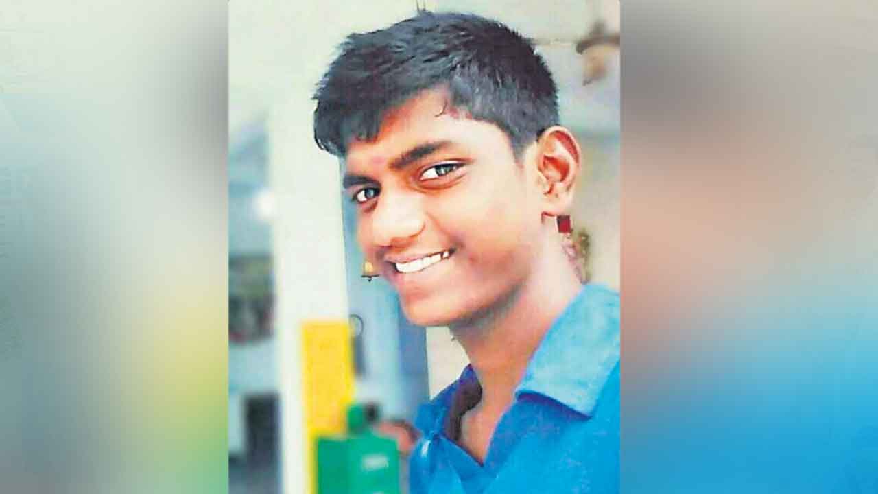 మరో చేనేత యువకుడి ఆత్మహత్య