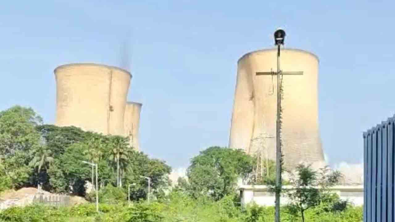 పాత ప్లాంట్‌ కూలింగ్‌ టవర్ల కూల్చివేత