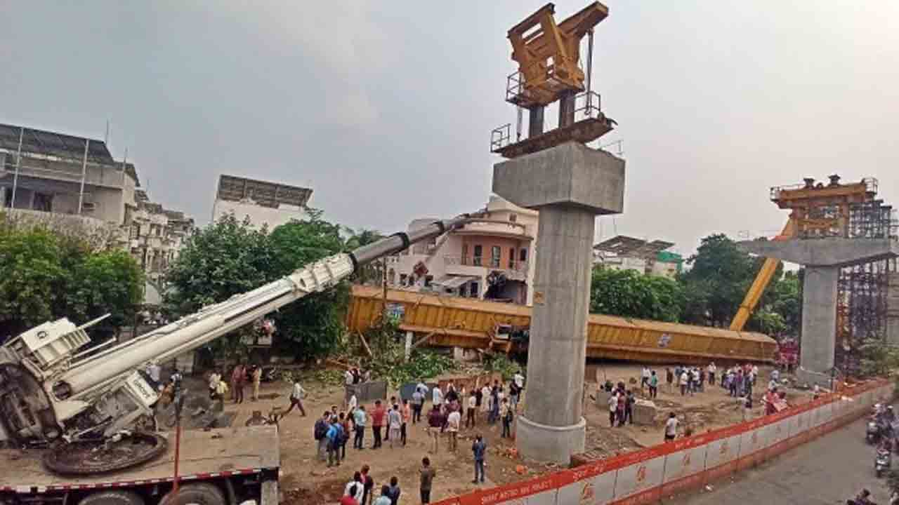 Huge Crane Falls On Building | భవనంపై పడిన భారీ క్రేన్‌.. వీడియో వైరల్‌