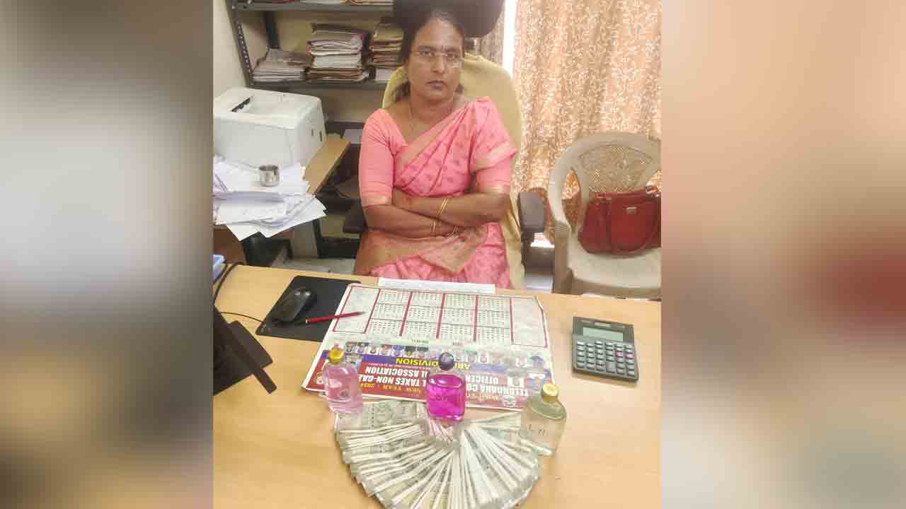ACB Raids | రూ. 35 వేలు లంచం తీసుకుంటూ ఏసీబీకి పట్టుబడ్డ డీసీటీవో