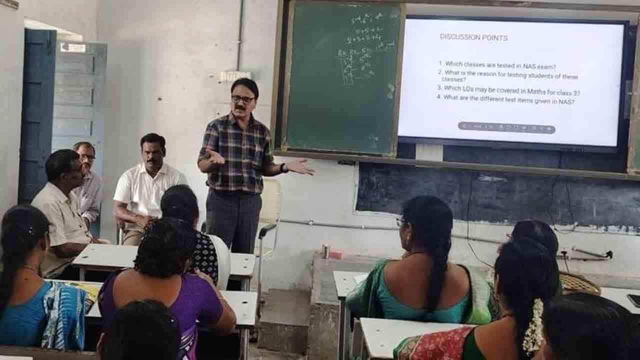 సాంకేతికతను జోడిస్తూ బోధించాలి : డీఈవో