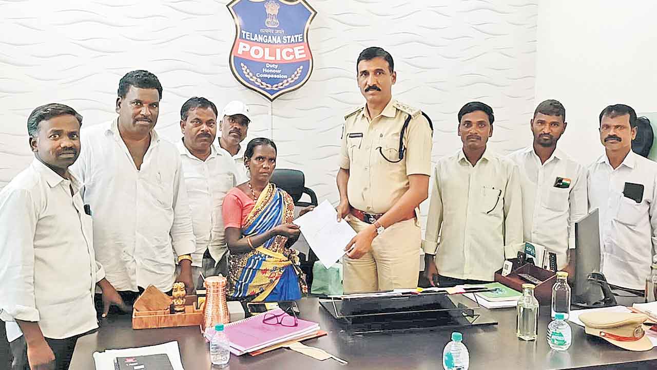 దళిత మహిళకు చిత్రహింసలపై ధర్నా