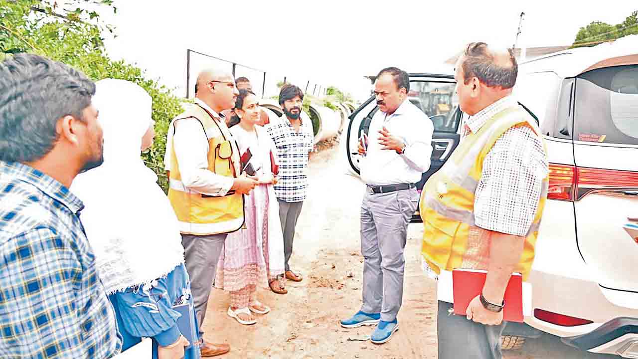 Dana Kishore | రహదారికి ఇరువైపులా వ్యర్థాలు.. ఏందీ చెత్త అంటూ అధికారులపై దానకిశోర్‌ ఆగ్రహం