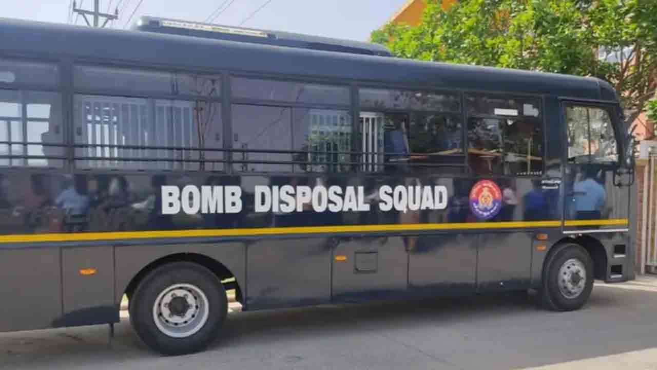 Bomb Threat | ఢిల్లీ పాఠశాలకు బాంబు బెదిరింపులు.. అప్రమత్తమైన పోలీసులు