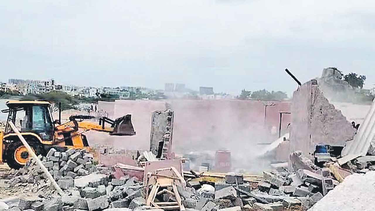 అక్రమ నిర్మాణాలపై హైడ్రా పంజా