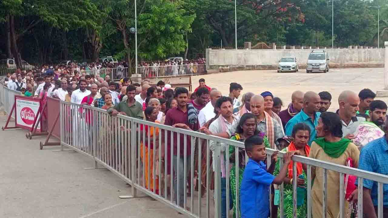 Tirumala | తిరుమలలో పెరిగిన భక్తుల రద్దీ.. టోకెన్లు లేని భక్తులకు 24 గంటల్లో సర్వదర్శనం
