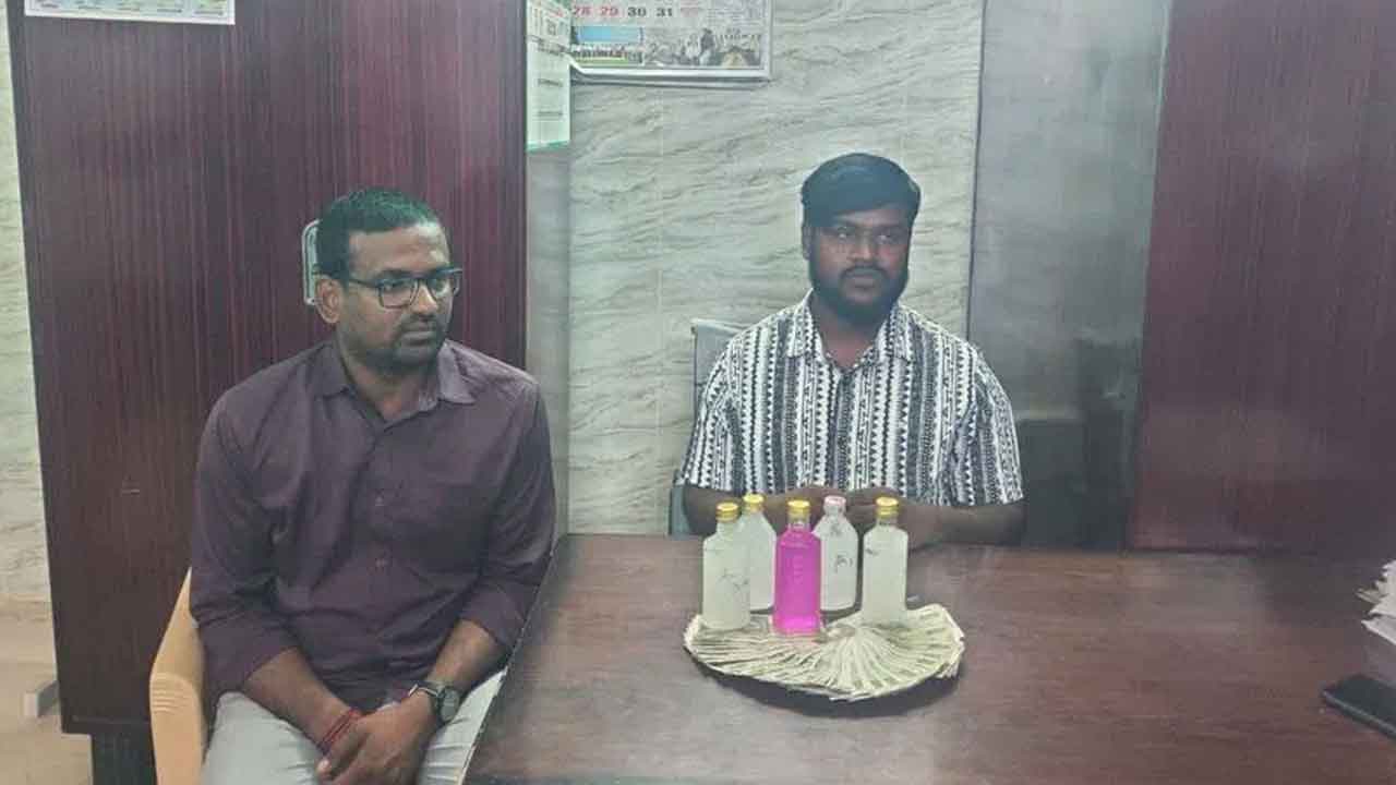 ఏసీబీకి చిక్కిన జూనియర్ అసిస్టెంట్, ధరణి ఆపరేటర్