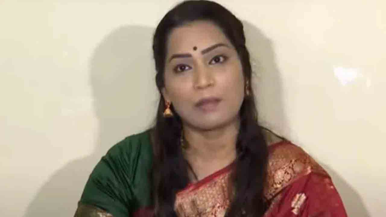 Divvela Madhuri | వైసీపీ ఎమ్మెల్సీ దువ్వాడ శ్రీను వ్యవహారంలో ఆరోపణలు ఎదుర్కొంటున్న దివ్వెల మాధురికి రోడ్డు ప్రమాదం.. ఆస్పత్రికి తరలింపు