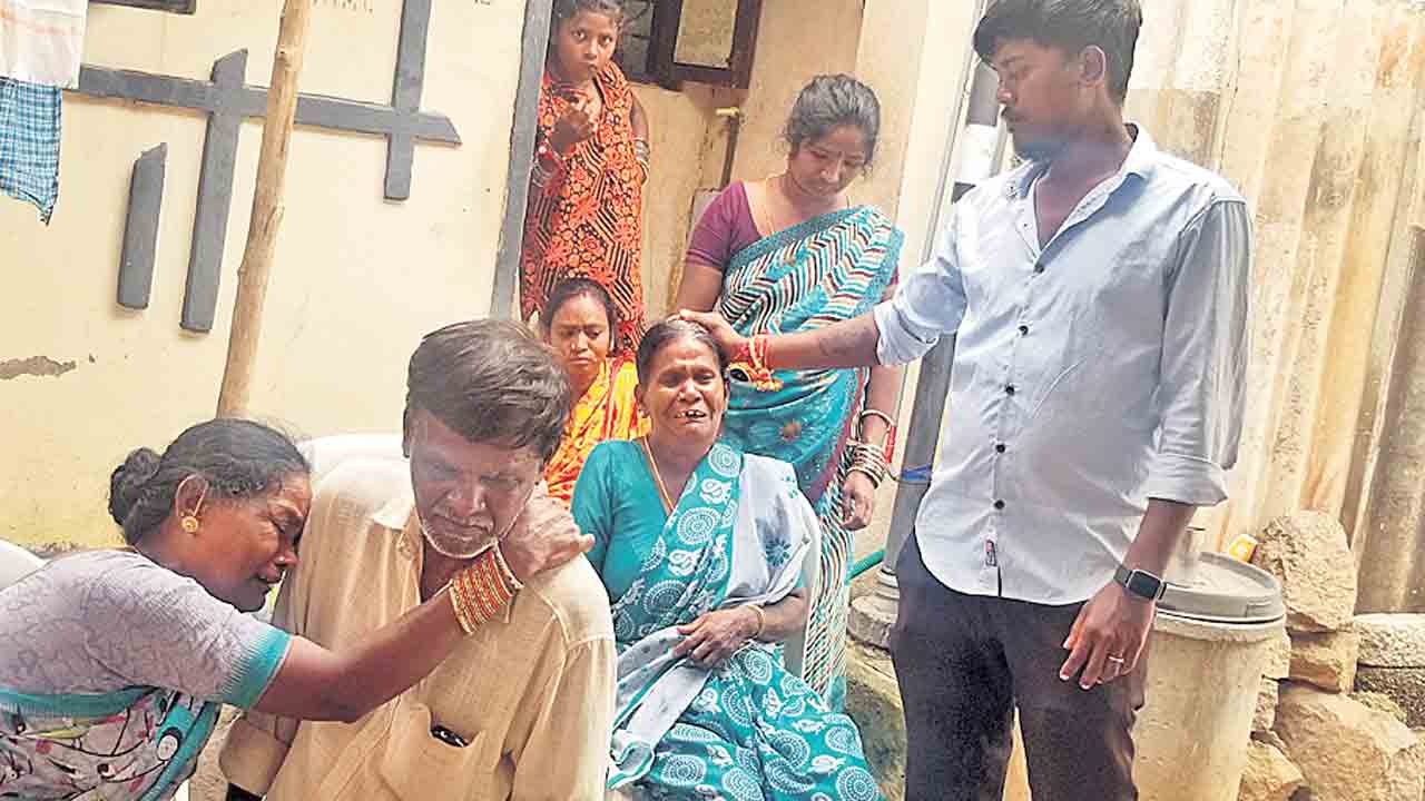 Maoist Radha | అన్నలు నా బిడ్ద జీవితాన్ని నాశనం చేశారు.. ఏడేండ్లు సేవ చేయించుకొని హతమార్చారు: మావోయిస్టు రాధ తల్లిదండ్రులు