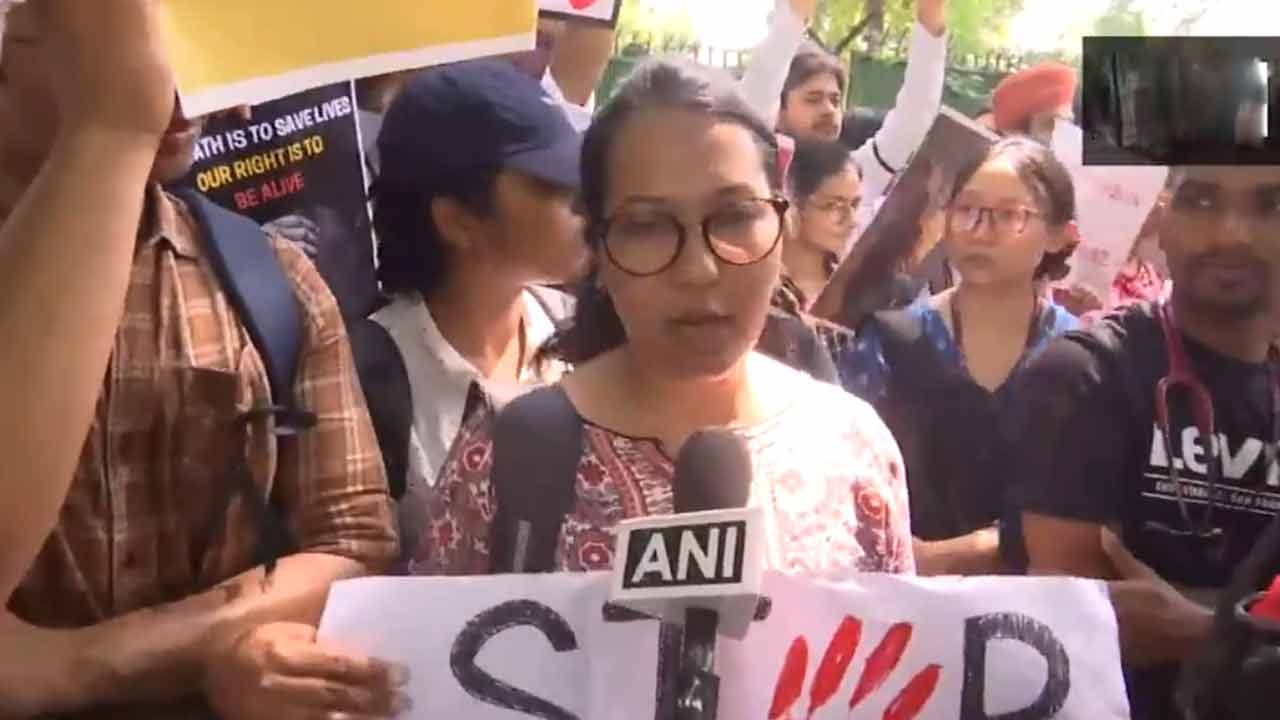 Doctors protest | మా డిమాండ్స్‌ వినకపోతే అత్యవసర సేవలు నిలిపేస్తాం : జూనియర్‌ డాక్టర్స్‌