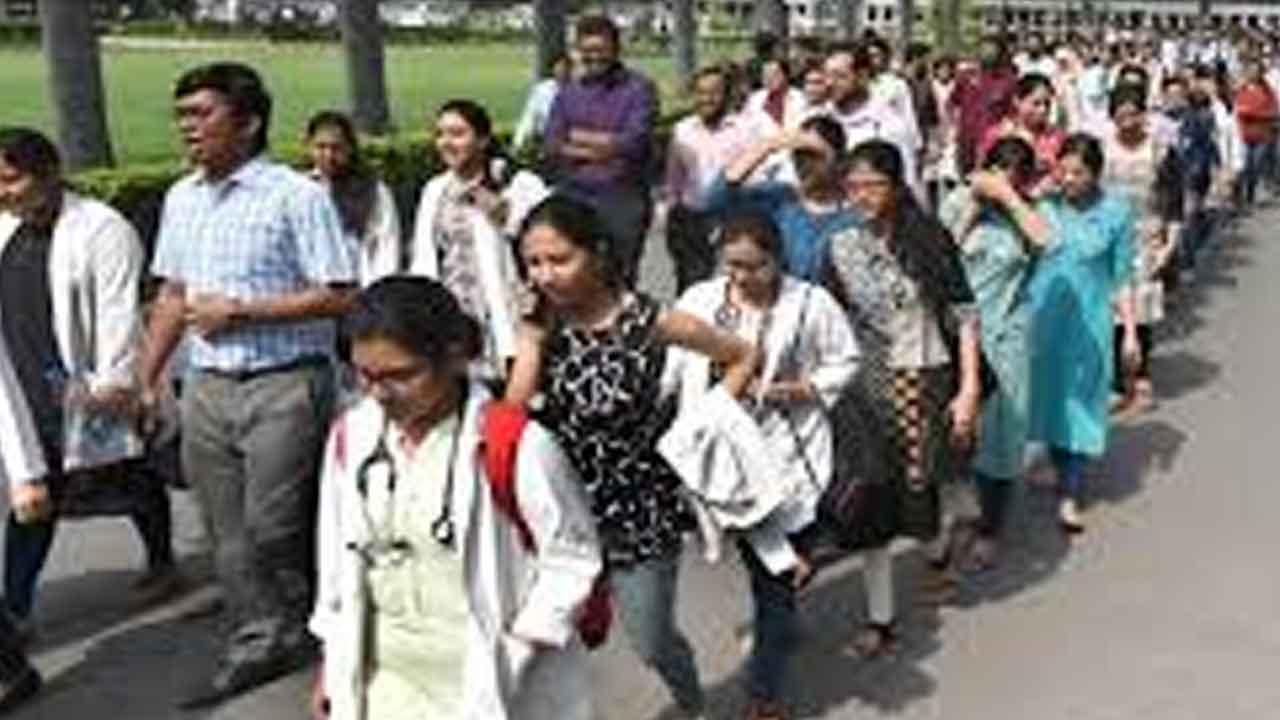 రక్షణ కల్పించండి: రెసిడెంట్‌ డాక్టర్ల వినతి