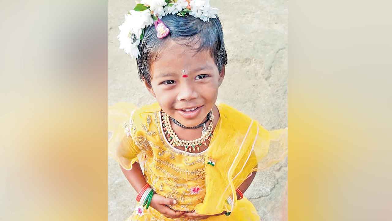 చిన్నారిపై కుక్కల దాడి