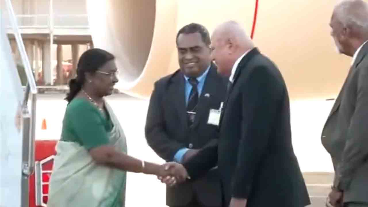 Droupadi Murmu | ఫిజీ చేరుకున్న ద్రౌపది ముర్ము.. తొలిసారి ఆ దేశ పర్యటనకు వెళ్లిన భారత రాష్ట్రపతి