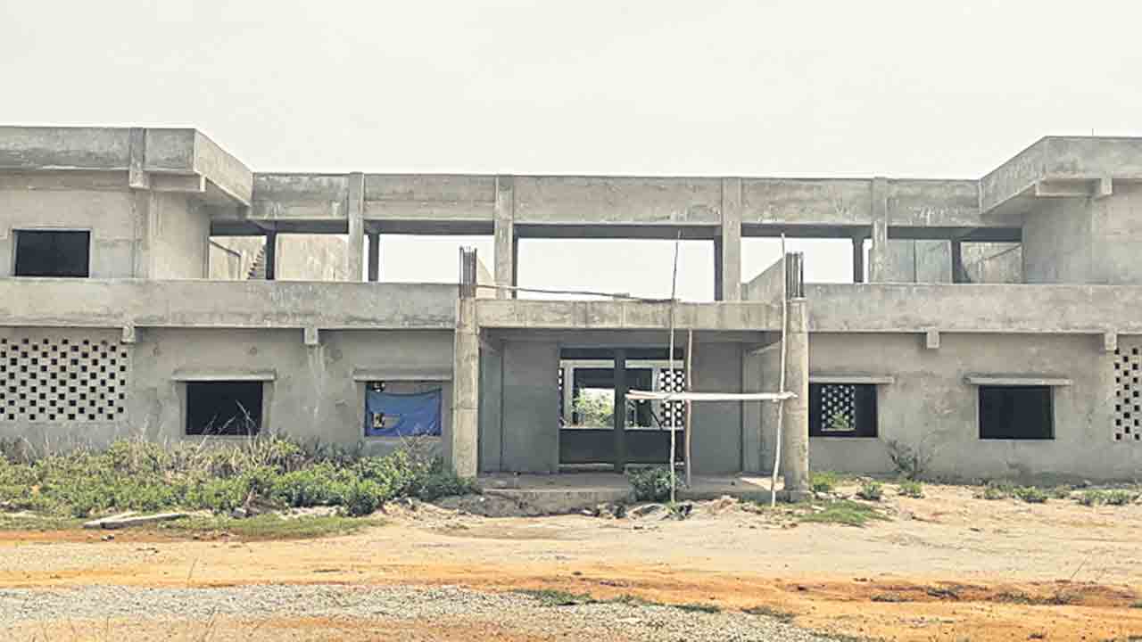 సమస్యల మధ్య సాంకేతిక విద్య