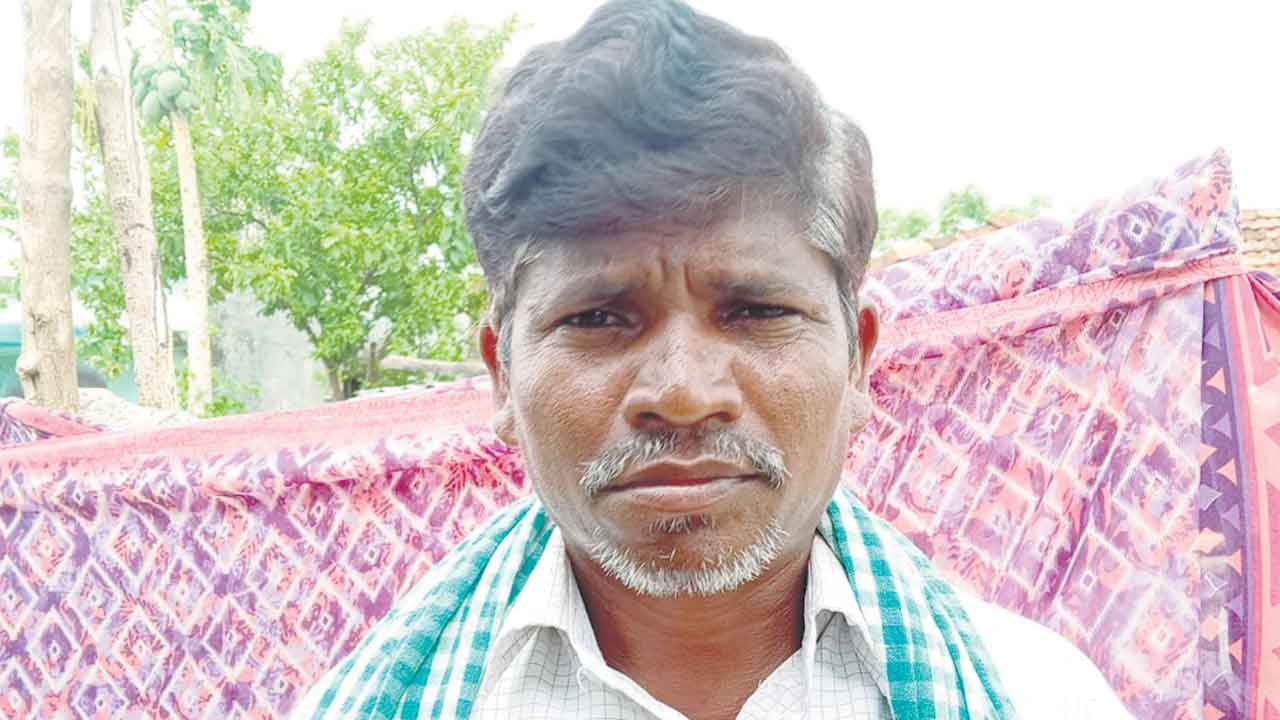 పొలంలో మందు చల్లుతుండగా..