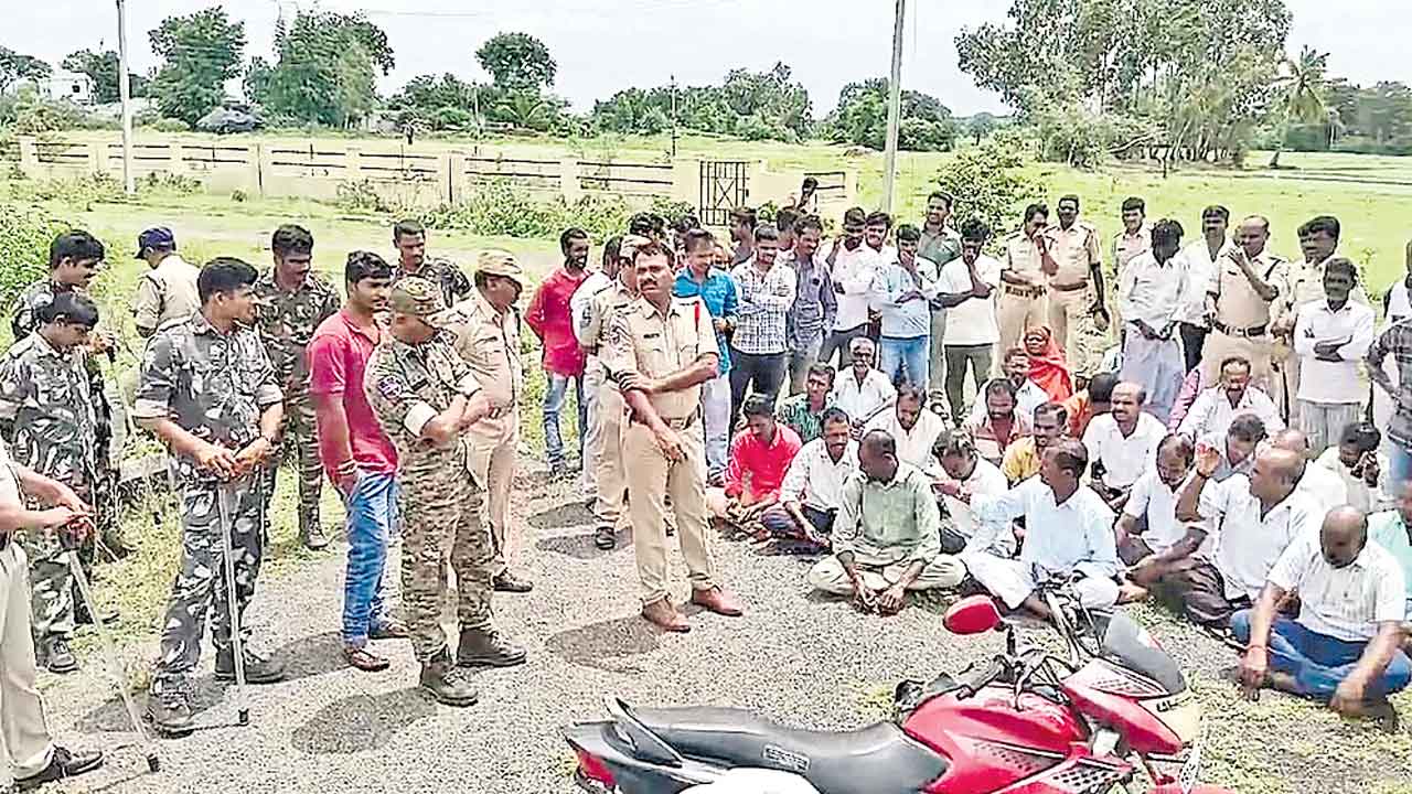 సర్కారుపై ప్రజా నిరసన.. ట్రిపుల్‌ ఆర్‌ భూసర్వేను అడ్డుకున్న రైతులు