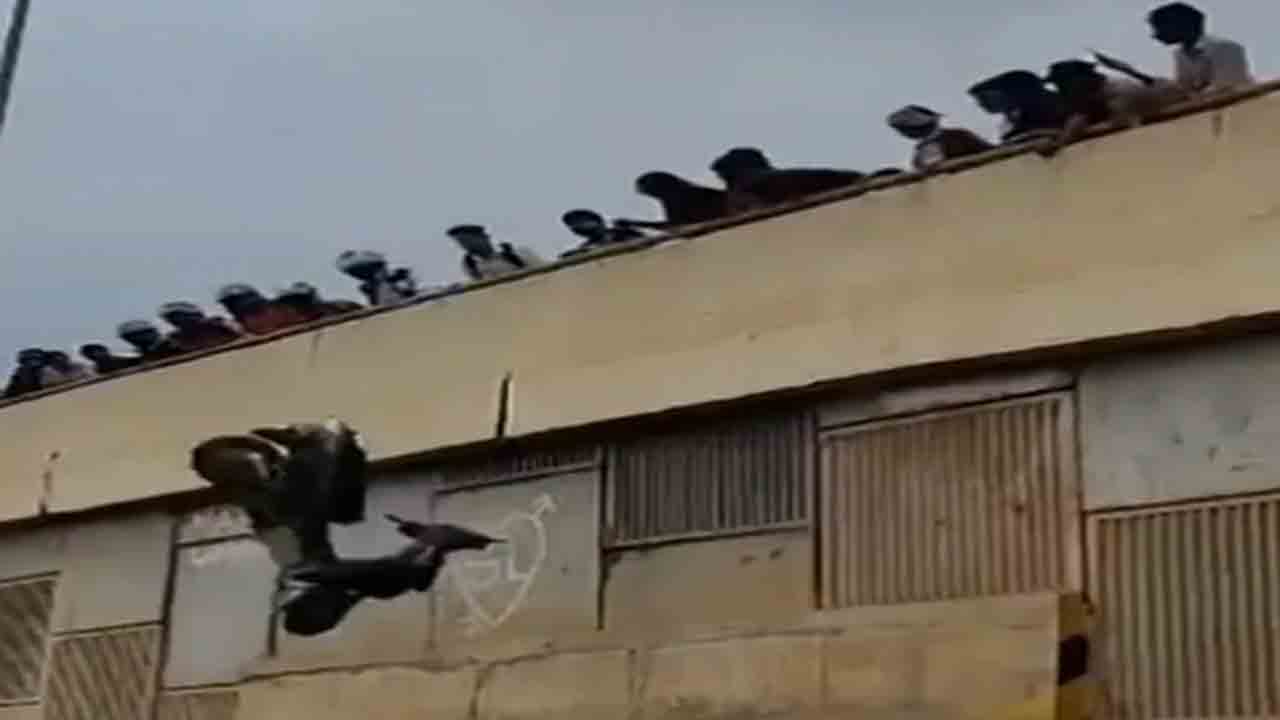 Watch: బైక్‌ స్టంట్స్‌తో విసిగిపోయిన జనం.. ఏం చేశారంటే?