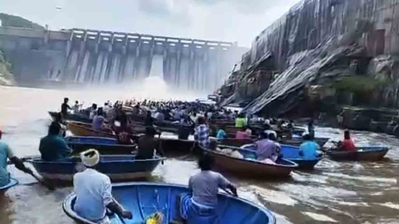 Srisailam reservoir | శ్రీశైలం జలాశయ పరిసరాల్లో చేపల వేటపై ఆంక్షలు