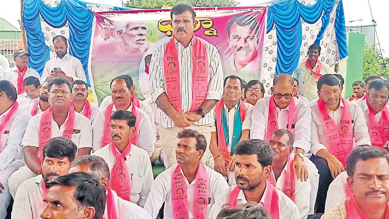 ప్రభుత్వానికి దమ్ముంటే రుణమాఫీపై చర్చ పెట్టాలి