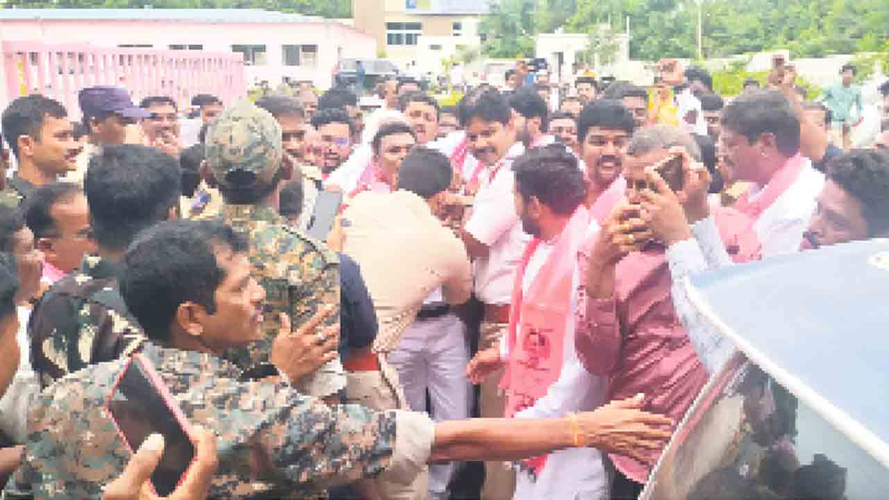 బీఆర్‌ఎస్‌ నేతల అక్రమ అరెస్టు