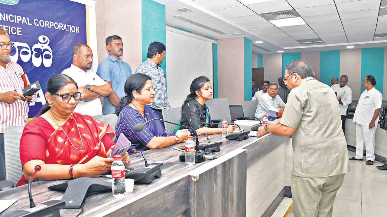 ఫిర్యాదులను వేగంగా పరిష్కరించాలి
