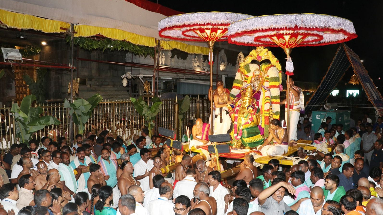 Garuda Seva | తిరుమలలో వైభవంగా గరుడ సేవ..