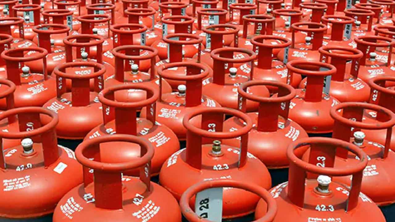 LPG Gas Hike | సామాన్యులకు షాక్‌ .. గ్యాస్‌ సిలిండర్‌ ధర రూ.50 పెంపు..