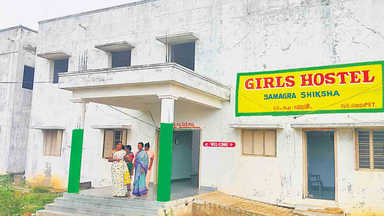 వసతి గృహాల్లో సమస్యల తిష్ట