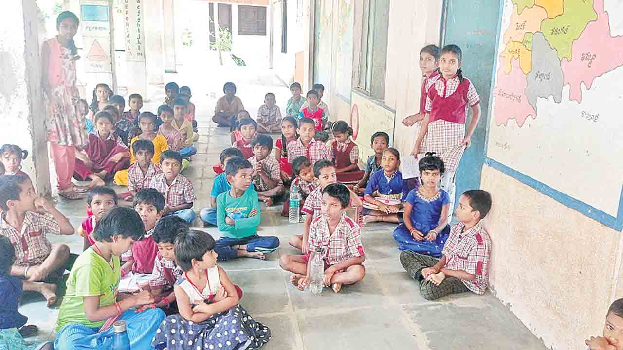 ఎనిమిది తరగతులకు ఇద్దరే టీచర్లు..